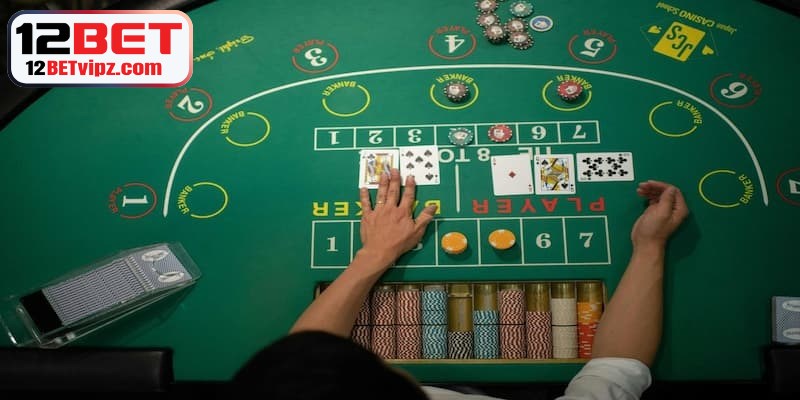 Chọn bàn có số lượng người vừa phải giúp bạn quan sát rõ mọi biến động 